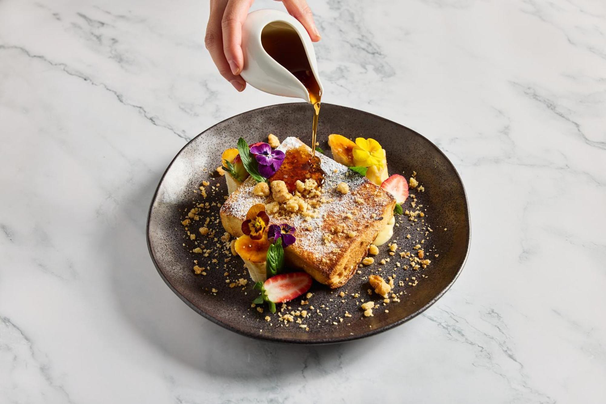 The Fullerton Hotel Sydney Eksteriør bilde Maple syrup being poured over a plate of French toast